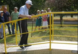 Si cercano volontari per  affiancare le fisioterapiste nelle lezioni all’aperto di ginnastica dolce o per accompagnare gli anziani in passeggiata